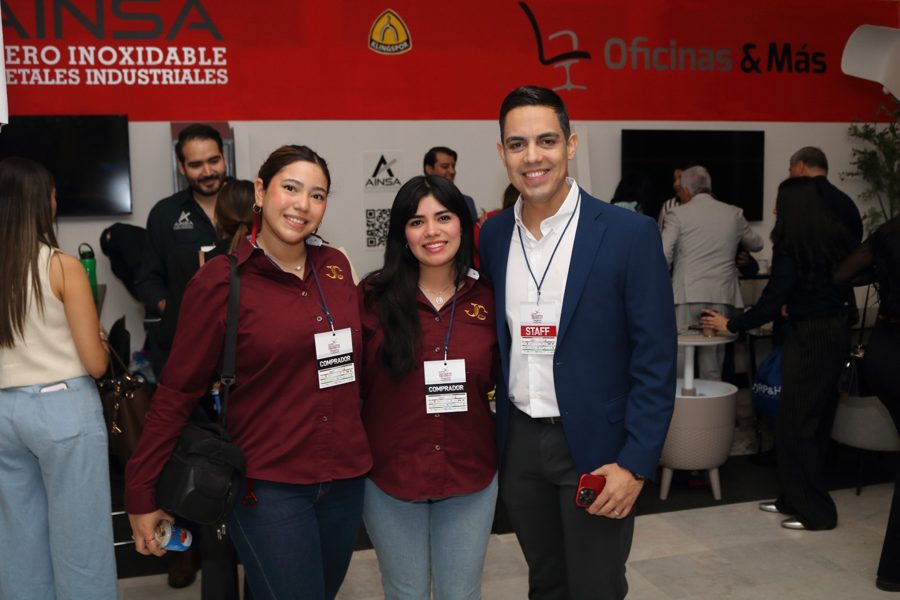 Expositores en su stand durante la EXPO